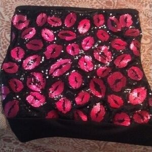 Black to top with lips red